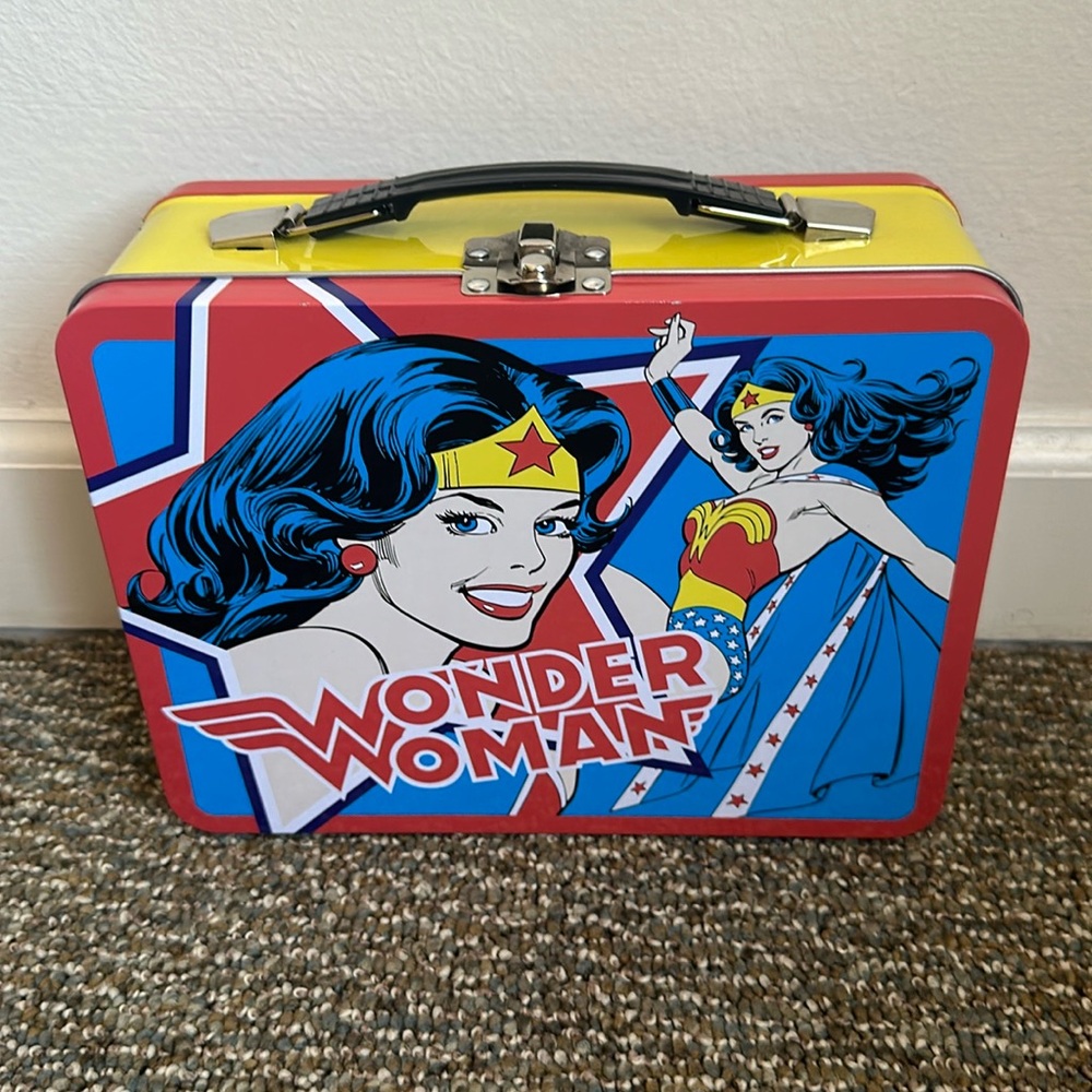 Wonder Women Vintage Comic Large Tin DC Comics Red Blue- Rare Collectible #75570